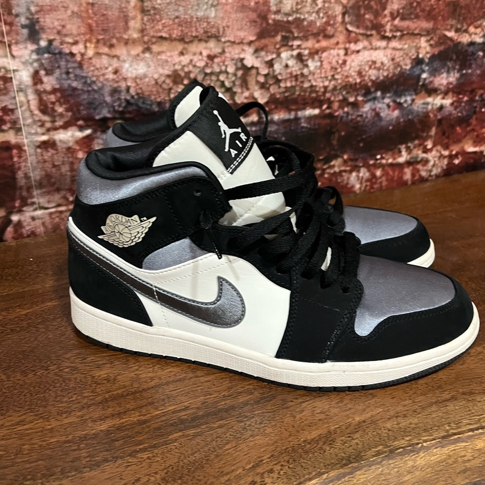 PREOWNED EXCELLENT CONDITION Nike Black Grey and White JORDAN 1’s Sneakers - Picture 3 of 10